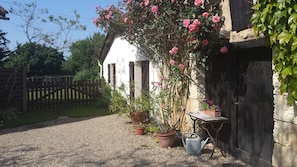 Property grounds - Cottage with large Peaceful Garden. (Vergt)