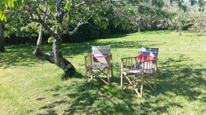 Property grounds - Cottage with large Peaceful Garden. (Vergt)