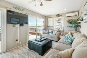 Smart TV, fireplace, books - LUXURIOUS BEACH RETREAT WITH THE BEST FISHING AND OCEAN VIEWS IN ALL OF SARGENT! (Sargent)