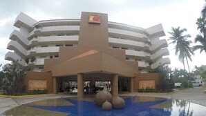Un hotel con una entrada llamativa que presenta un gran diseño en forma de estrella en el suelo.