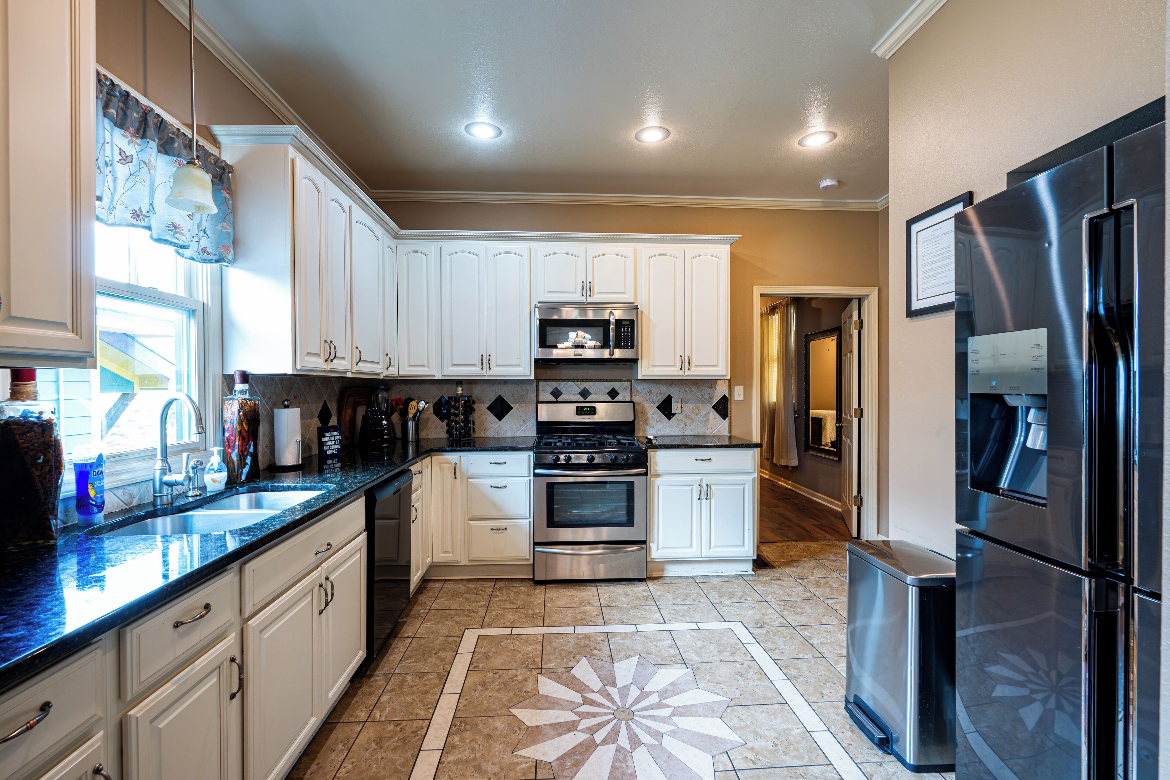 Frigorífic, microones, forn i placa de cuina 