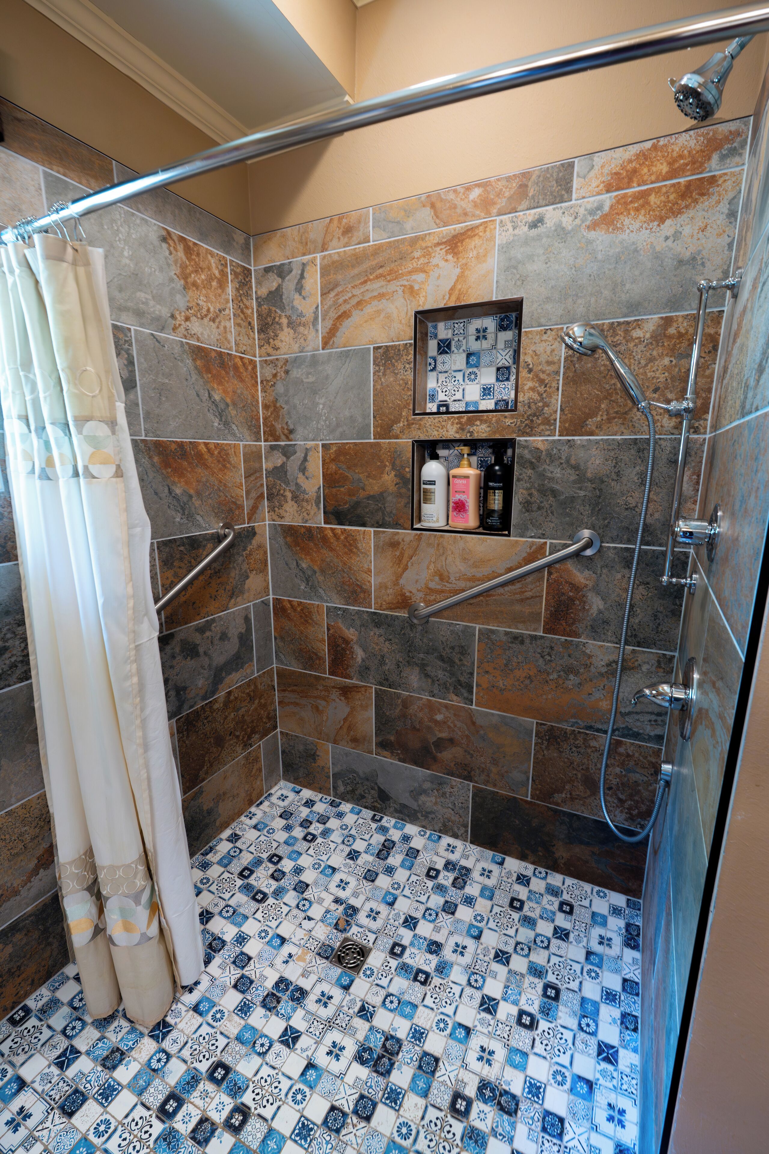 Ensemble douche/baignoire, sèche-cheveux, serviettes fournies, savon