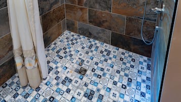 Ensemble douche/baignoire, sèche-cheveux, serviettes fournies, savon
