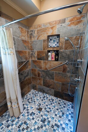 Combined shower/tub, hair dryer, towels, soap - Your Next 5 Star Get Away! (Little Rock)