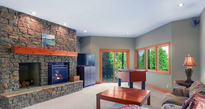 Forest Ridge -mökki, joka sijaitsee puiden päällä mahtavalla Teton-näkymillä.