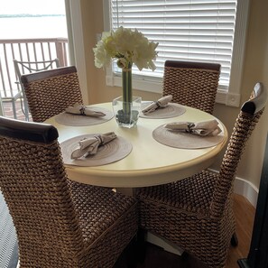 Dining - Luxurious Direct Beachfront Condo #327--Close to Downtown. (Traverse City)