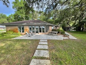 Outdoor dining - Deepwater Charm in Beaufort SC with Private Dock (Beaufort)