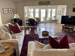 Smart TV, fireplace, DVD player, books - Deepwater Charm in Beaufort SC with Private Dock (Beaufort)