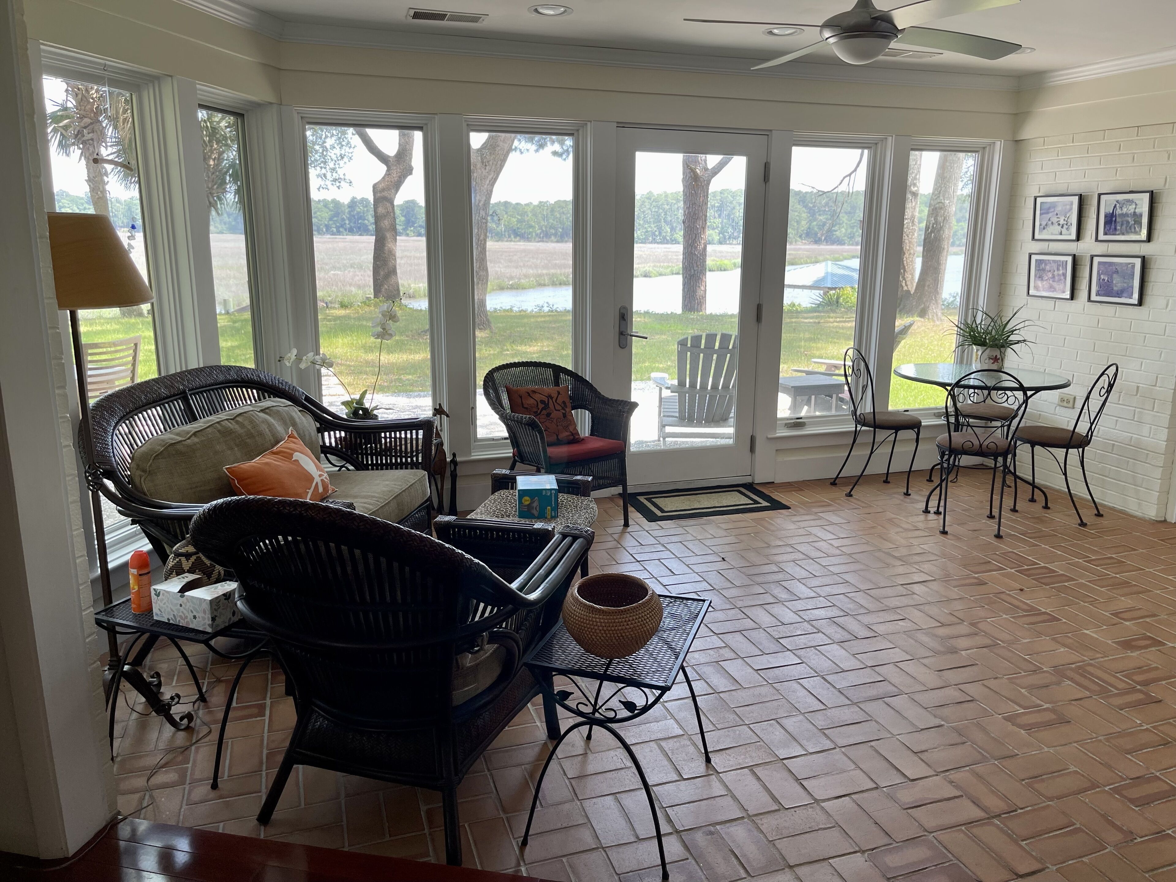 Smart TV, chimenea, reproductor de DVD y libros 