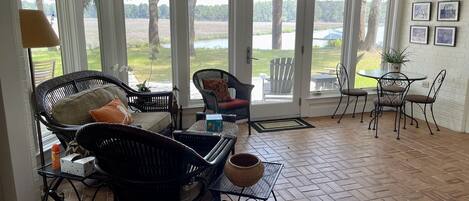 Smart TV, chimenea, reproductor de DVD y libros