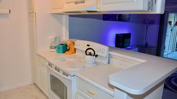 Fridge, oven, dishwasher, coffee/tea maker