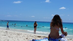 A beach with people swimming and standing in the water. - Mid-Term Stays in Gorgeous Condo
 Kona, Big Island (Kailua-Kona)