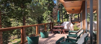 Tahoe City Cabin~Spectacular Lake View! Walk to Lake and City * WIFI*