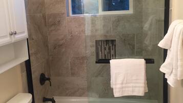 Ensemble douche/baignoire, sĂšche-cheveux, serviettes fournies, savon