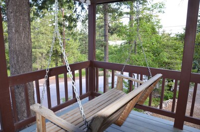 Cozy 3 bedroom 2 bath historic Cabin Retreat perfect location!