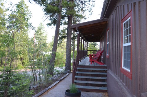 Cozy 3 bedroom 2 bath historic Cabin Retreat perfect location!