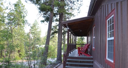 Cozy 3 bedroom 2 bath historic Cabin Retreat perfect location!