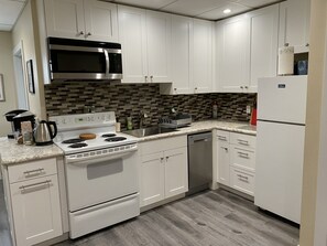 Frigorífico, microondas, horno y placa de cocina