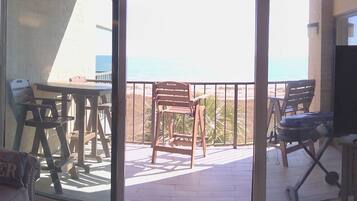 TV connectée, lecteur de DVD, livres, vidéothèque