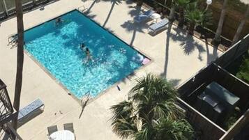 Alberca al aire libre y alberca climatizada