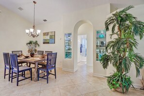 Dining - Sunny Escape ! Pool, spa, lanai, patio dining, wifi, cafes, close to beach ! (Naples)