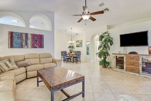 Flat-screen TV, DVD player, books, stereo - Reduced fr 349 to 249 nt  Jan. Heated Pool, Hot Tub,  Lanai, close to beach ! (Naples)