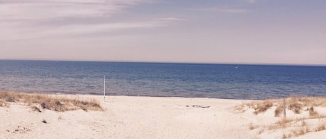 Accommodatie ligt op het strand, ligstoelen, strandlakens