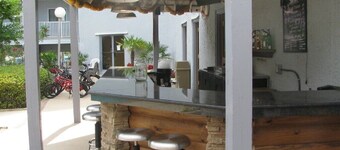 Beautiful Beachside Resort-Indoor/Outdoor Pools/Tennis/Hot Tub/WIFI