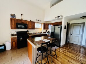 Geladeira, micro-ondas, fogão, cooktop