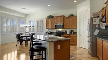 Een koelkast, een magnetron, een oven, een kookplaat