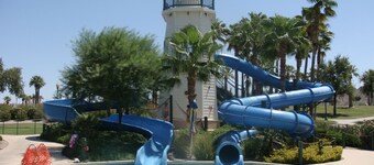 2400 pieds carrés, 4 chambres, 2 salles de bain, 9 couchages, bain à remous