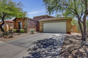 Exterior - 2400 sq. ft., 4 bedroom, 2 bath, sleeps 8, hot tub (Goodyear)