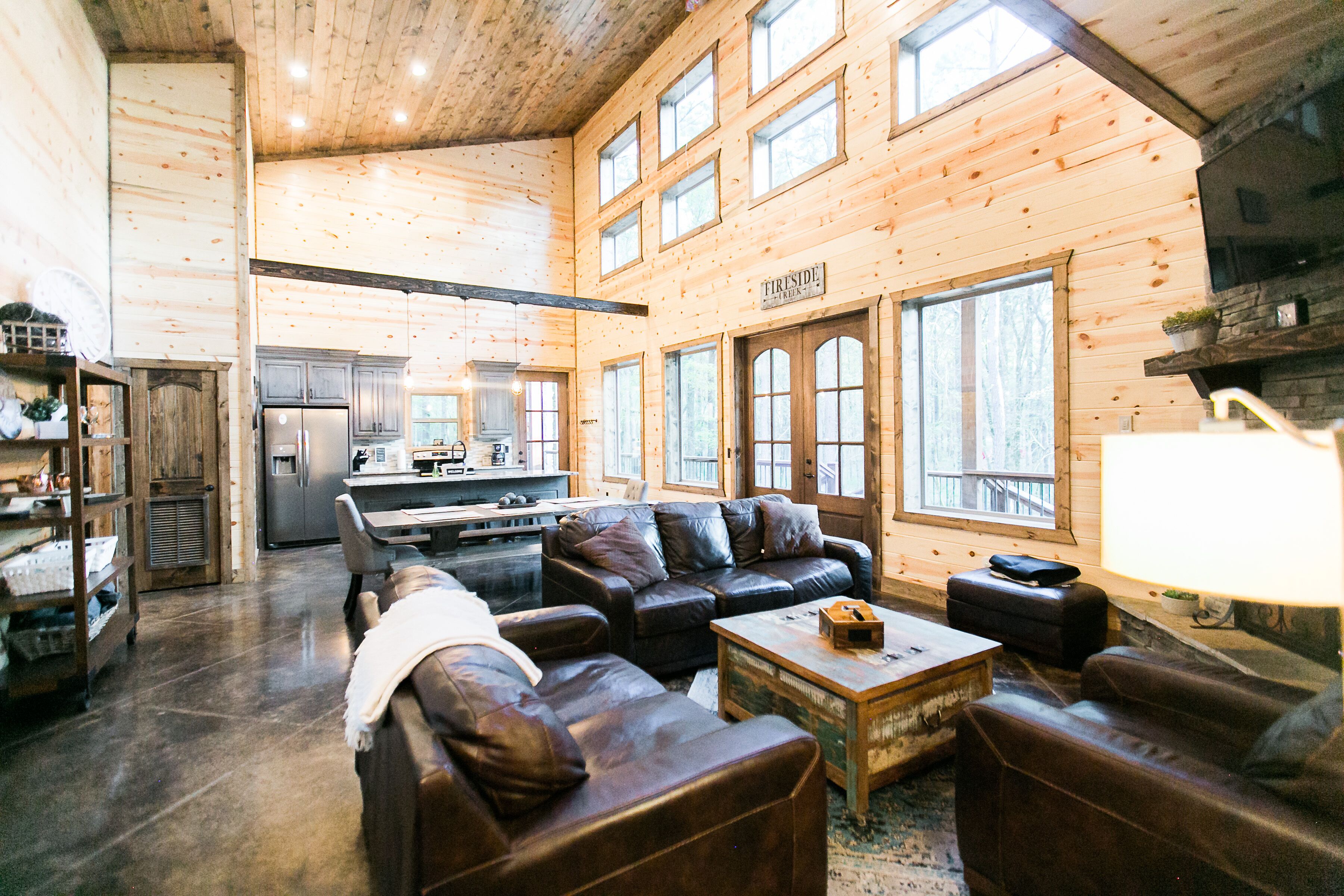 Televisio, takka, videopelejä, pöytätennispöytä