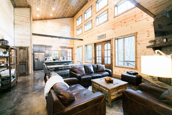 Fernseher, Kamin, Videospiele, Tischtennisplatte