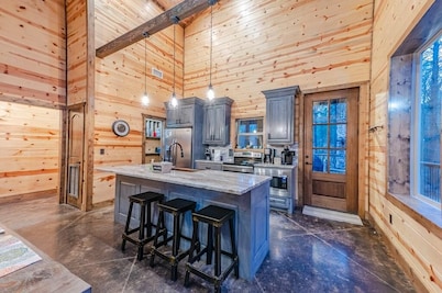 Fireside Creek Cabin- Hot Tub, Fireplace, Bunkbeds, Pool Table, FREE Firewood