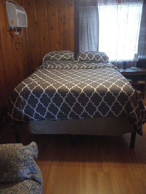 1 bedroom, iron/ironing board, WiFi, bed sheets - Lake front unit #6 right by the water (Clearlake)