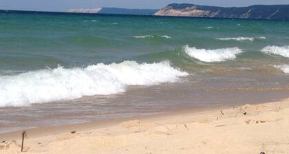 Kaunis Beulah MI - Keskusta Crystal Lake View ja nukkuva karhu lähellä