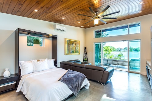 ヒップレトロモダンレイクフロントカバナ