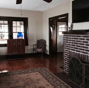 Interior - Vineview Inn-Farm Experience in the Heart of Wine Country-ice wine festival area (Geneva)