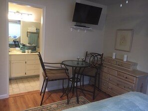 1 bedroom, desk, free WiFi, bed sheets