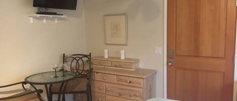 1 dormitori, escriptori, wifi gratuïta i roba de llit