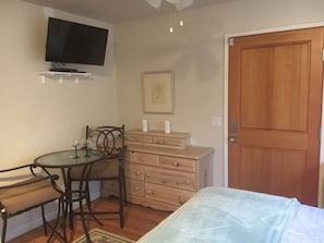 1 bedroom, desk, free WiFi, bed sheets