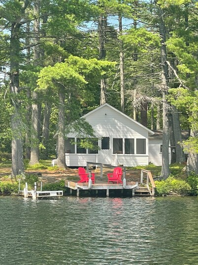 Peaceful Lakefront Retreat with Views