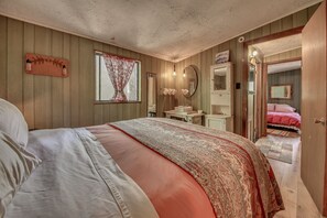 4 bedrooms, iron/ironing board, WiFi, bed sheets - Rustic cabin at the rock. (Lake Harmony)
