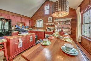 Fridge, stovetop, coffee/tea maker, cookware/dishes/utensils - Rustic cabin at the rock. (Lake Harmony)
