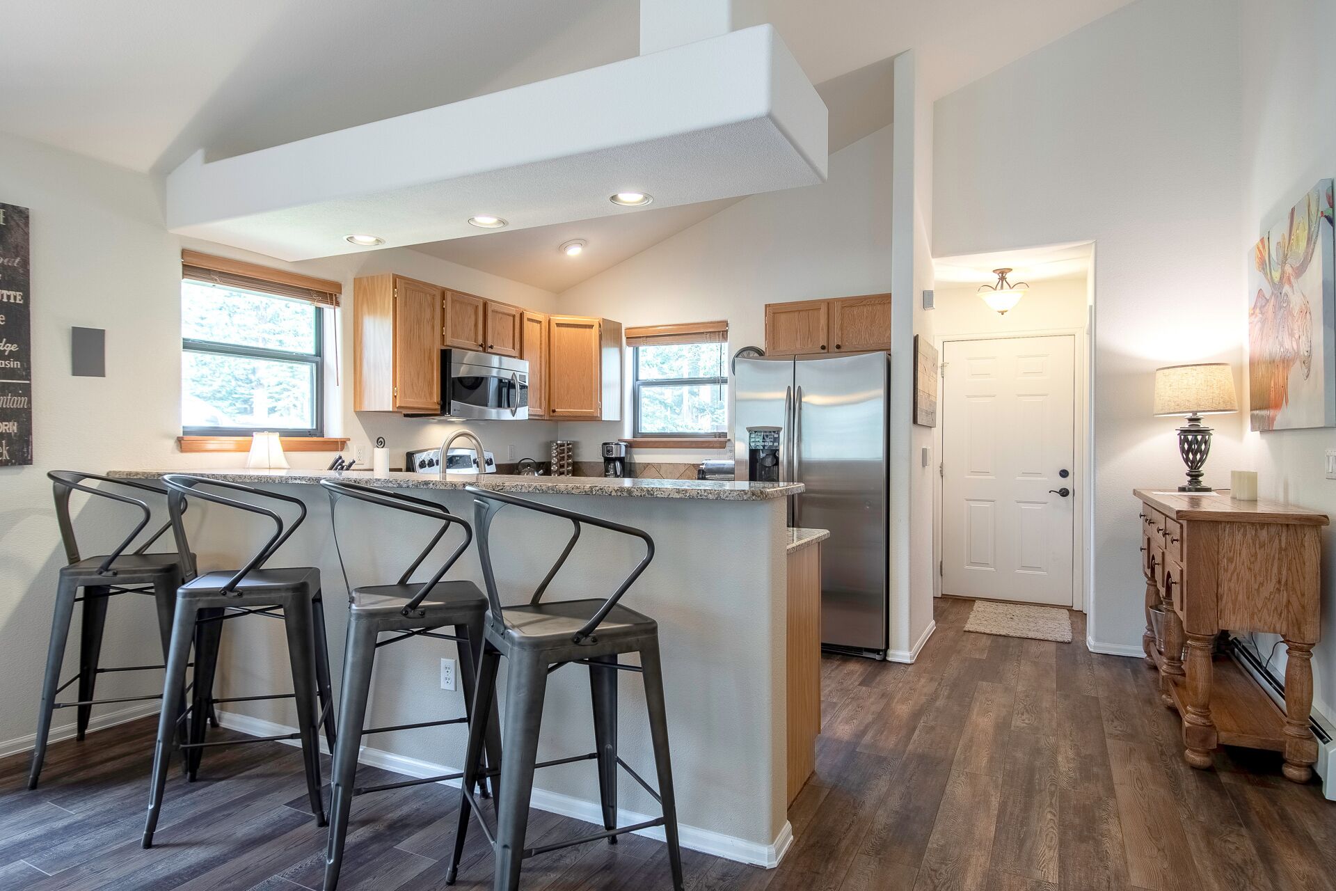 Jääkaappi, mikroaaltouuni, liesi, astianpesukone