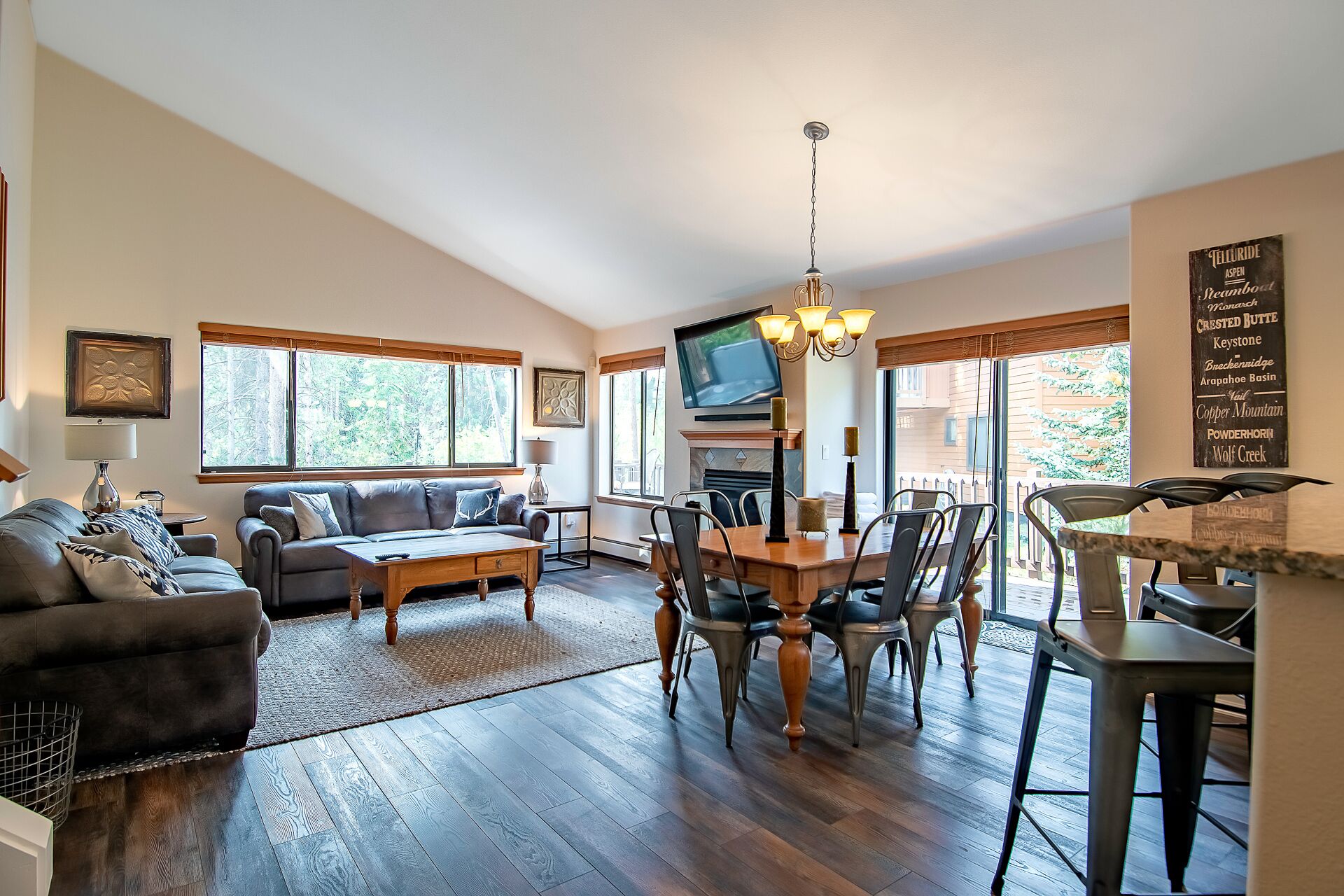 Télévision, cheminée