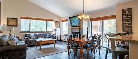 Televisión y chimenea