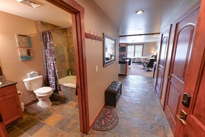 Tina con regadera, secadora de cabello, toallas, jabón 