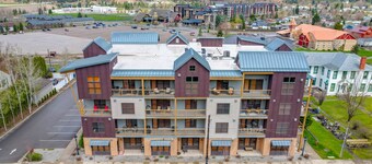 Large Condo Full Kitchen - Ski or Bike, Mtn Views, Hot tub, Fireplace